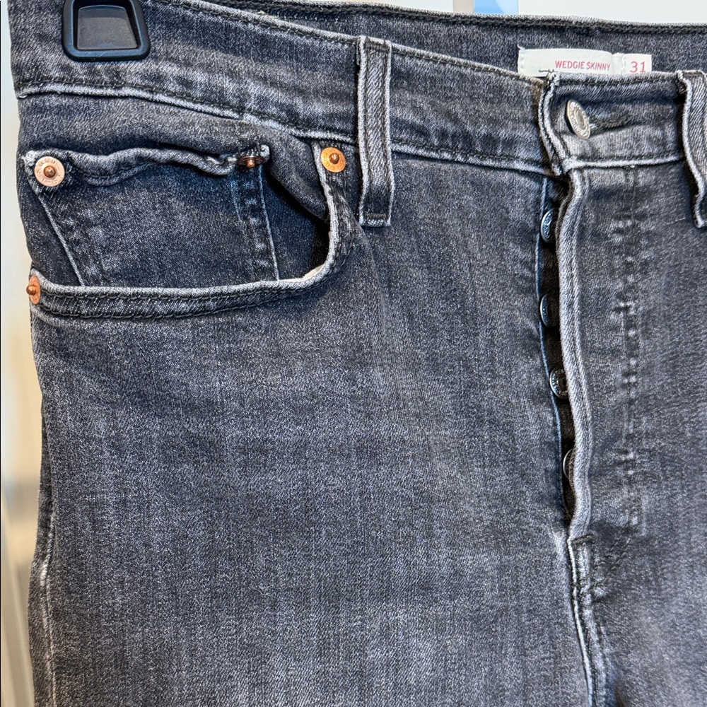 Levi’s Wedgie Skinny Jeans Faded Black Raw Hem High Rise Size 31 - Picture 3 of 10